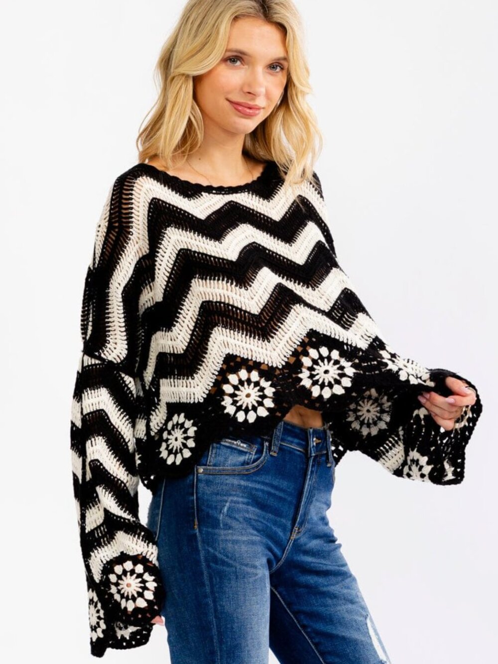BOHO BELL SLEEVE BLACK AND WHITE CHEVRON PATTERN CROCHET PULLOVER TOP L/M
